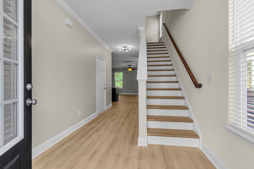 Building Photo - 229 Larissa Dr