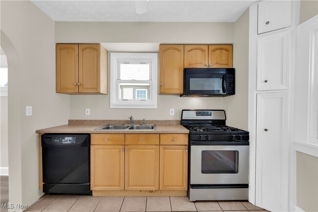 Building Photo - 239 E 214th St