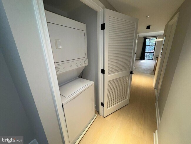 Building Photo - 616 E Street NW Unit 308