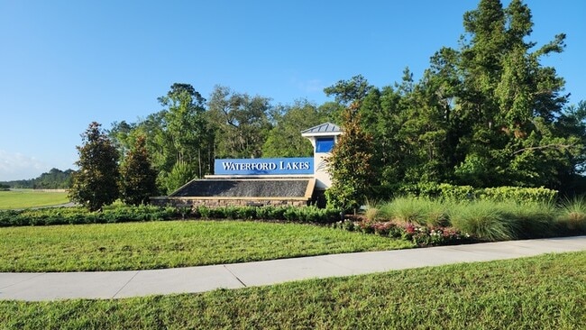 Building Photo - Beautiful Townhome in Waterford Lakes 2 Bedroom 2.5 baths and 1 Car Garage