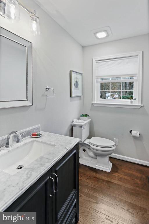 Building Photo - 10 Boulder Brook Dr