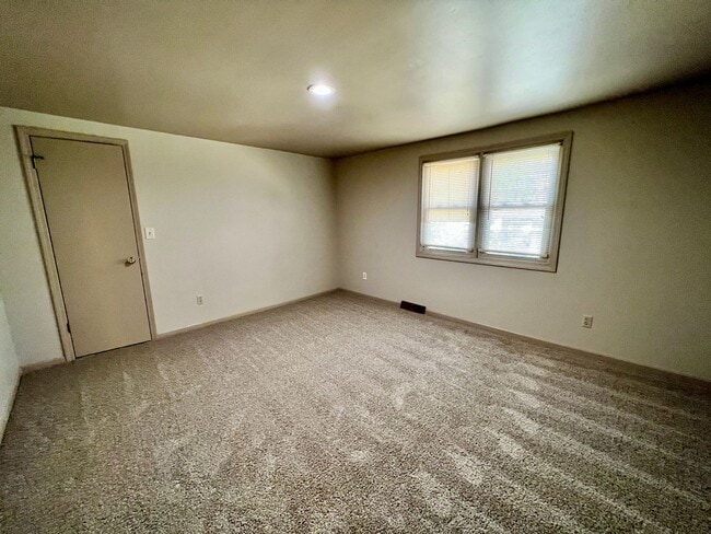 Building Photo - Amazing 4 Bedroom Home!