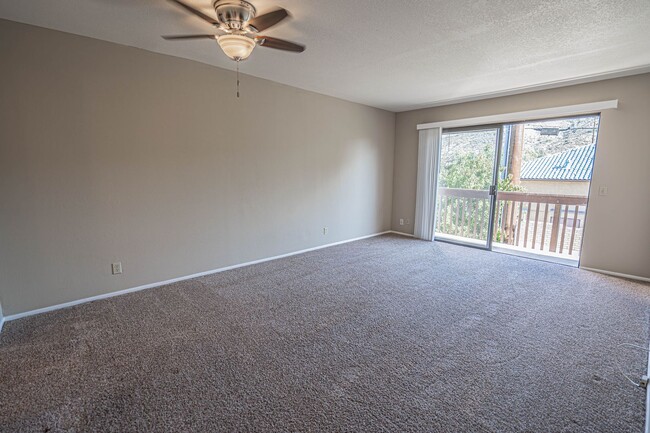 Building Photo - 1 Bedroom Condo for Rent in Canyon Country!