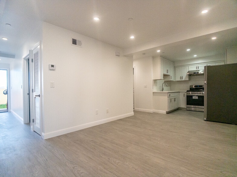 Living Area-Kitchen Area Combo - 38 Miriam St