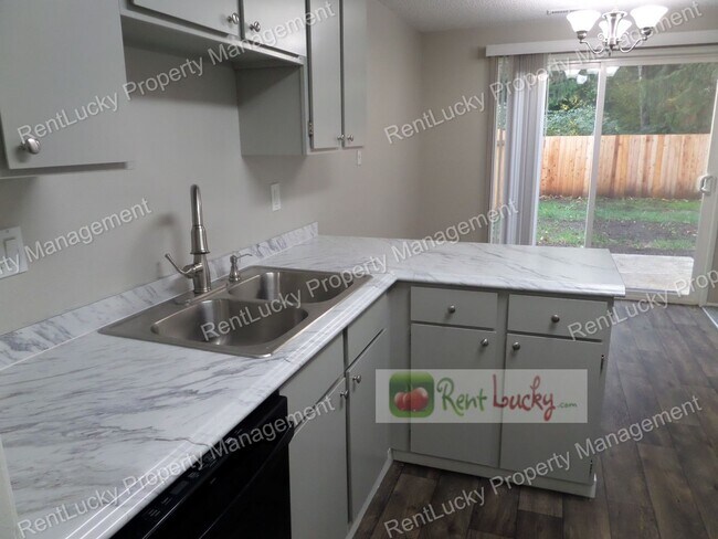 Building Photo - Freshly Updated 3-Bedroom Duplex w/Attache...