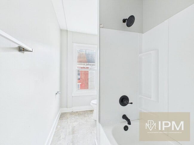 Building Photo - Available Now! Beautiful 3Bedroom, 1 Bath ...