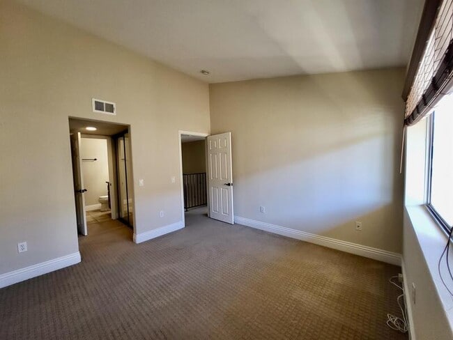 Building Photo - 3957 Nobel Dr