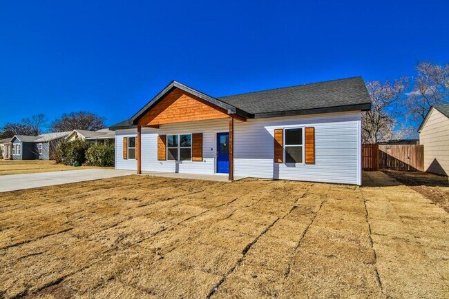 Building Photo - PRE-LEASING FOR JUNE OR JULY! Beautiful Newer Construction Home