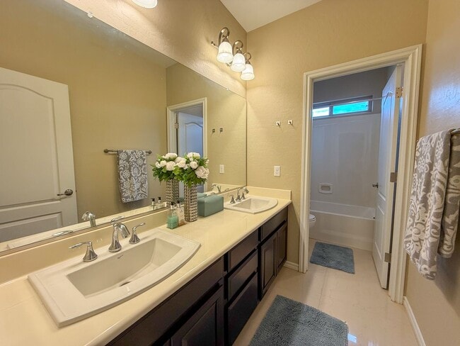 Building Photo - Luxury 6/BD 4.5/BA Large Furnished Home with Dual Primary Suites in Gated Community