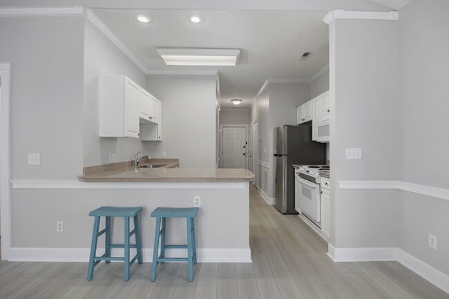 Building Photo - 1 Bedroom Condo in Myrtle Beach with Elevator