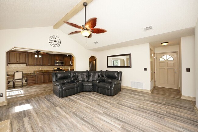 Building Photo - 504 Miller Ln