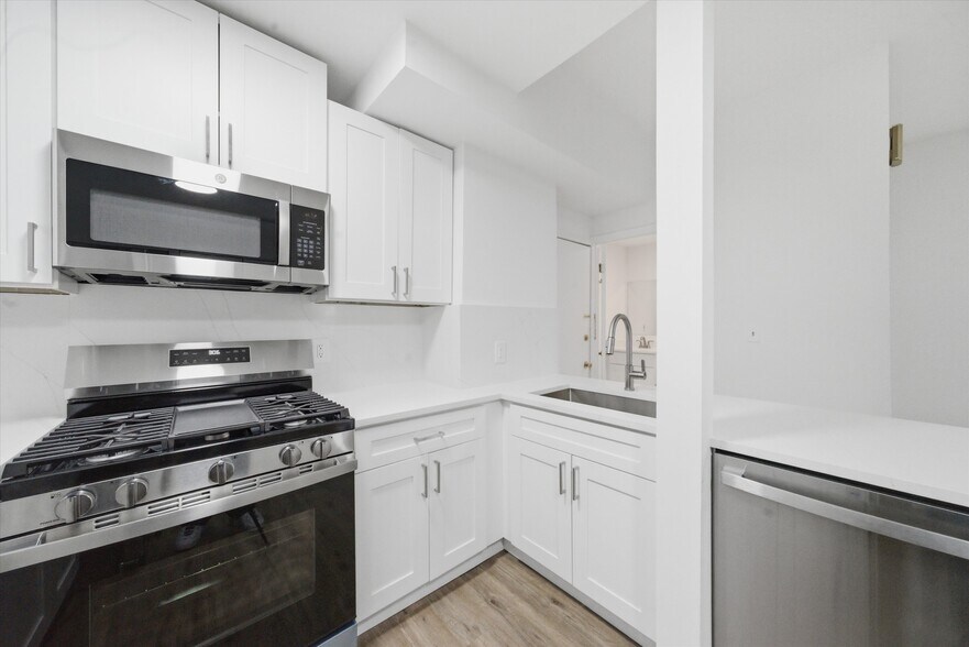 Building Photo - 3037 N Southport Ave