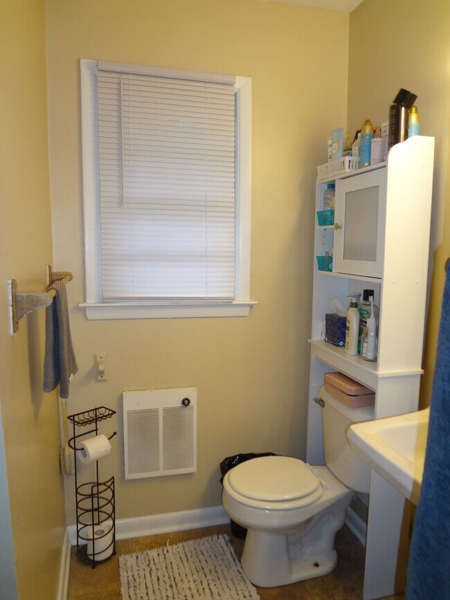 Building Photo - Charming Chapel Hill Cottage Near UNC with Spacious Backyard