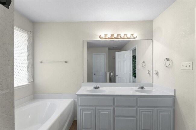 Building Photo - 1609 Paint Brush Dr