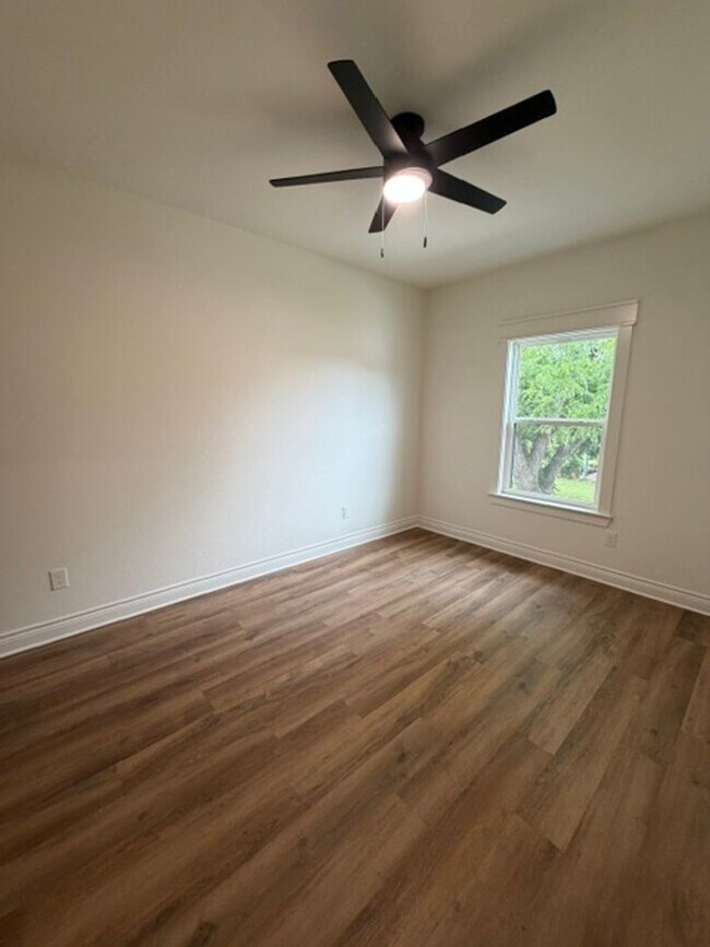 Building Photo - 305 Live Oak St