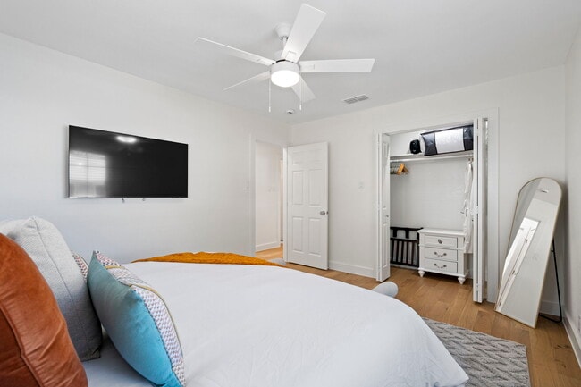 Building Photo - 6501 Ravendale Ln