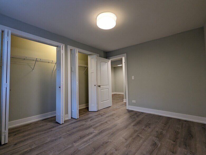 Building Photo - 456 W Barry Ave