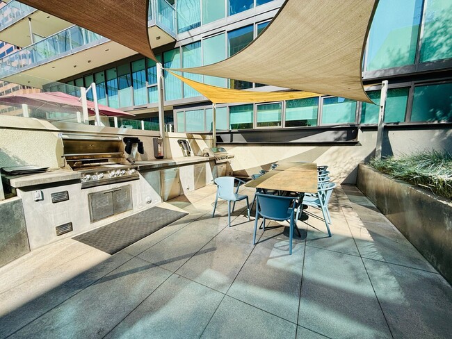 Building Photo - DTLA Penthouse Floor 1BD Condo w/Utilities...