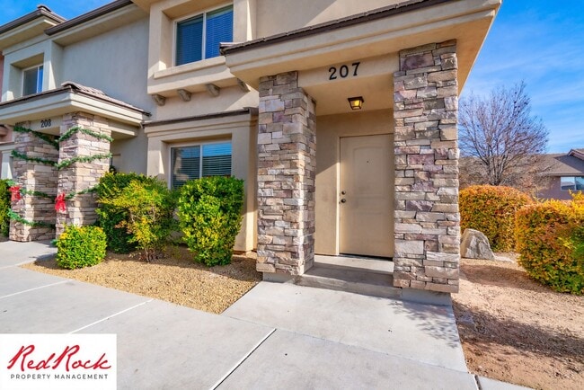 Building Photo - End Unit, DOG-FRIENDLY 3 Bedroom Townhome ...