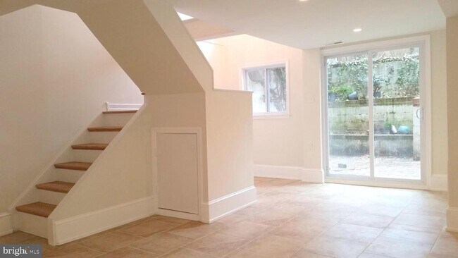 Building Photo - 1122 Rodman St