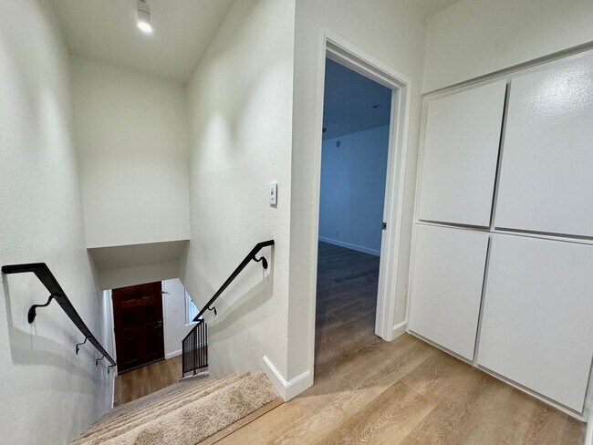 Building Photo - Stylish 2 bed + 2.5 bath + loft townhome n...