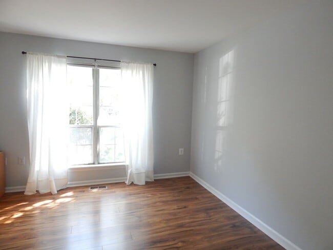Building Photo - Cozy TH in Great Alexandria Location!