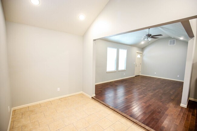 Building Photo - 615 E Meadowmere St