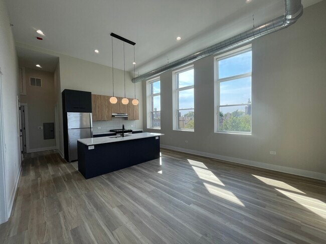 Building Photo - 4641 N Ashland Ave