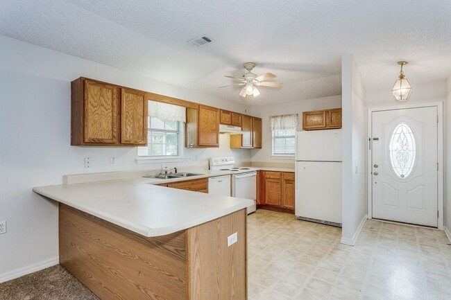 Building Photo - Adorable two-bedroom home with bonus room