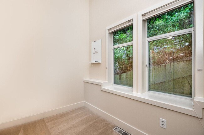 Building Photo - 3Bd/3Ba Seattle House