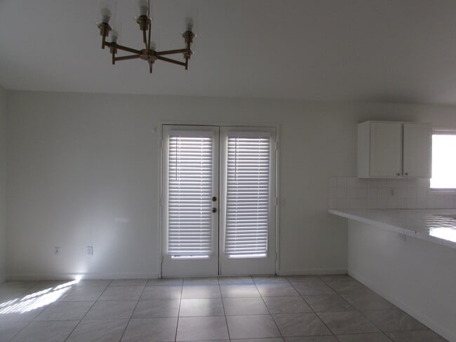 Building Photo - 51240 Avenida Velasco