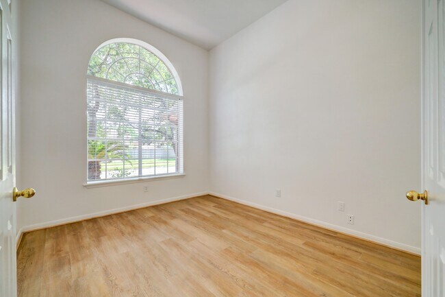 Building Photo - 1807 River Trail
