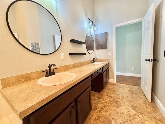 Building Photo - Modern Living Meets Prime Location with this Stunning 4/2!