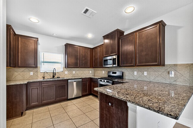 Building Photo - 1218 Hills Dr