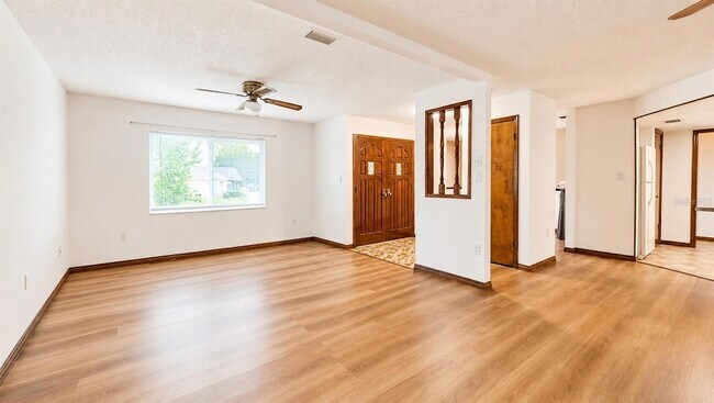 Building Photo - 35025 Raintree Dr
