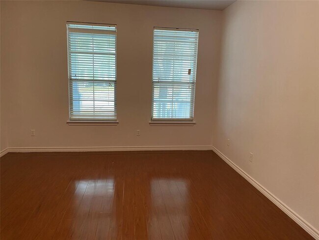 Building Photo - 1850 Logan Dr