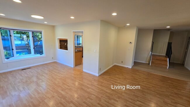 Building Photo - 4844 Westmont Ave