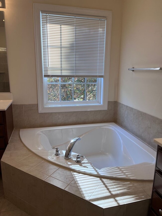 Building Photo - Large Townhouse In Haymarket