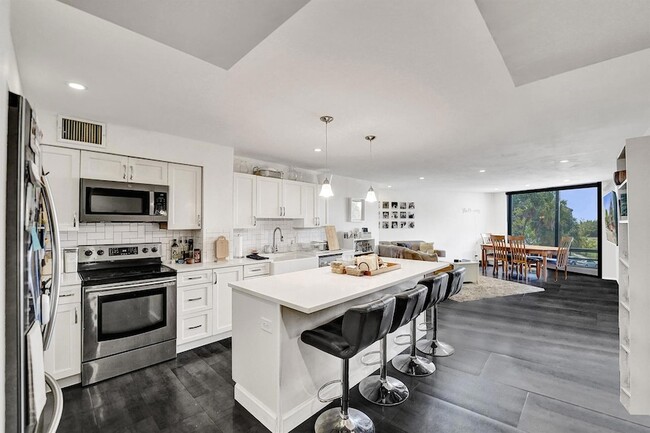 Building Photo - 3800 N Hills Dr