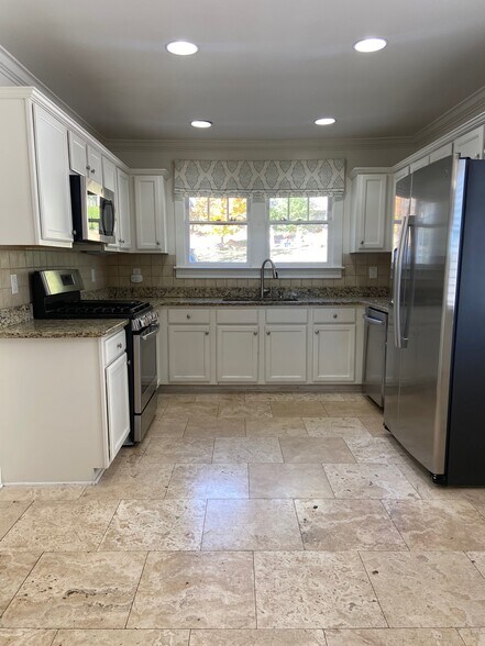 Building Photo - 907 Irving Rd