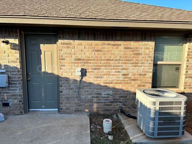 Building Photo - 409 Summit Ridge Dr