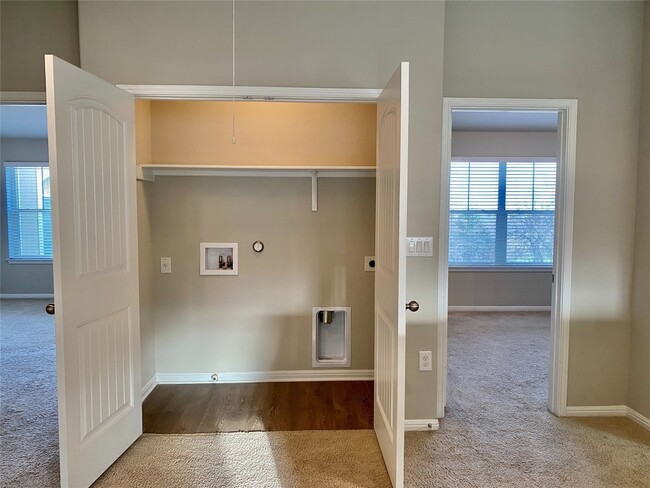 Building Photo - 516 E Slaughter Ln