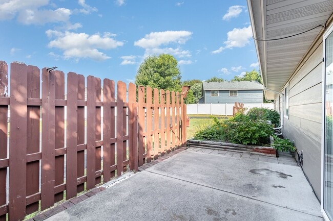 Building Photo - 2 Bed | 1 Bath Updated One Level Home