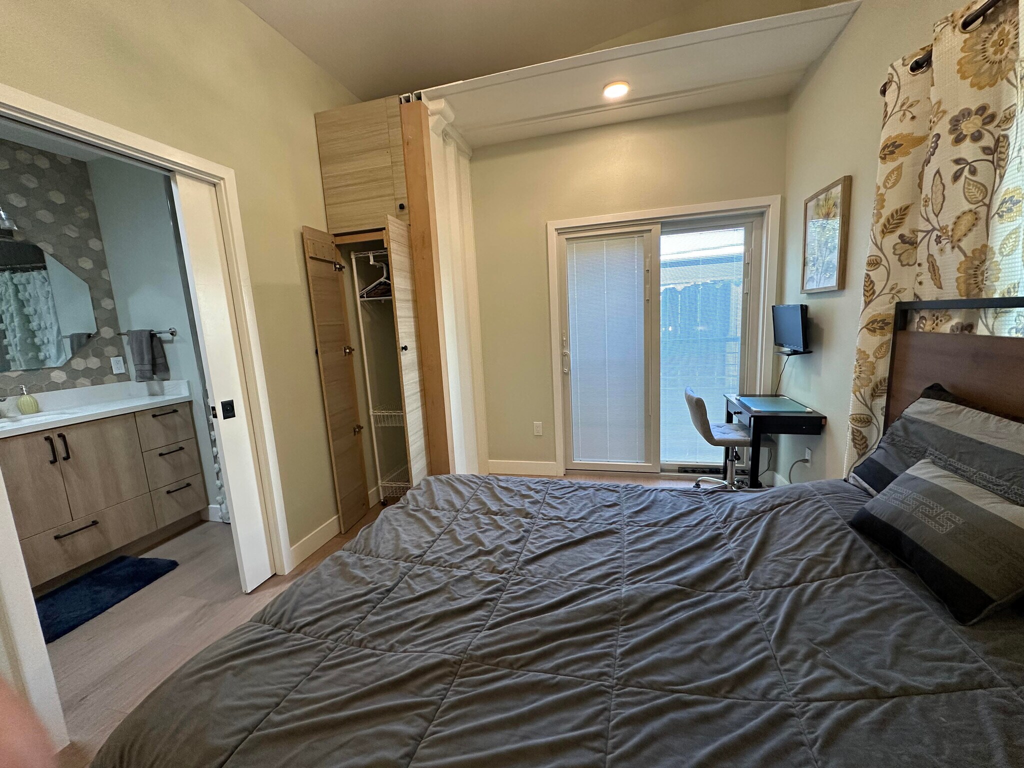 Bedroom #1 with storage - 1490 Ash St