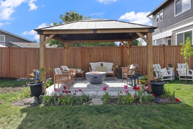 Building Photo - Spacious & Stylish 4-Bedroom A/C Townhome!