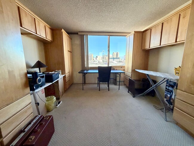 Building Photo - Gorgeous 2bedroom with amazing city views!