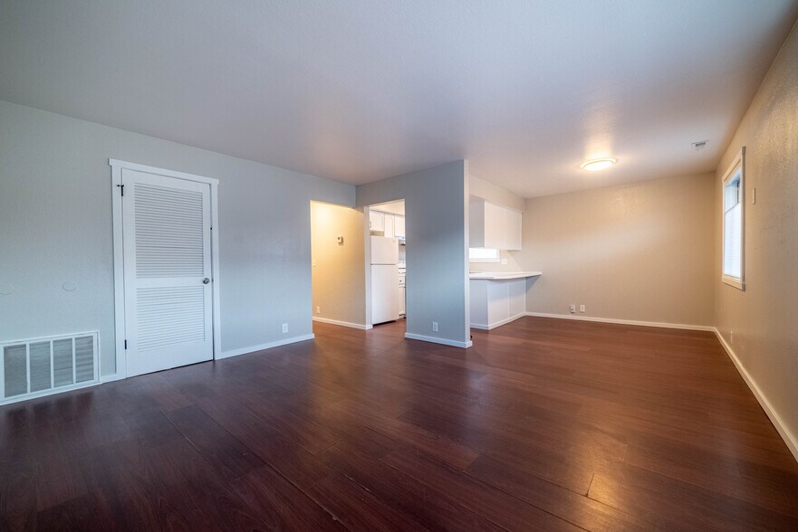 Building Photo - 269 Montgomery St W