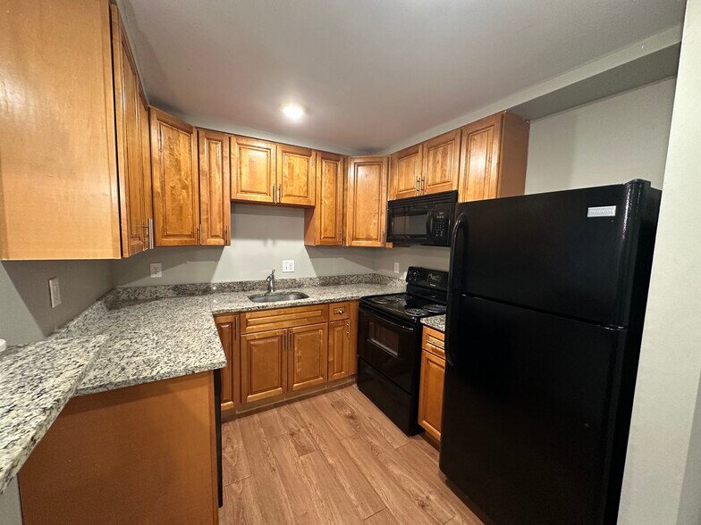 Building Photo - 746 Highland Ave