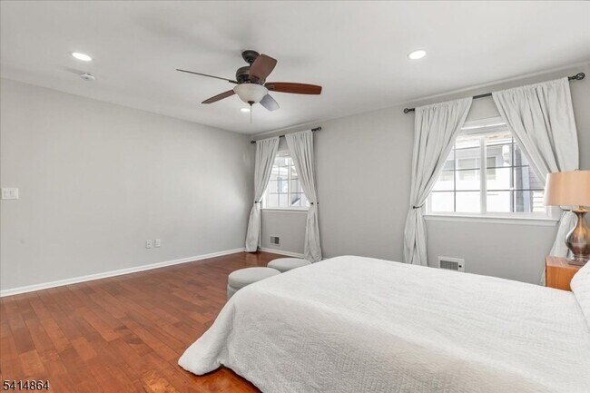 Building Photo - 40 Primrose Ln