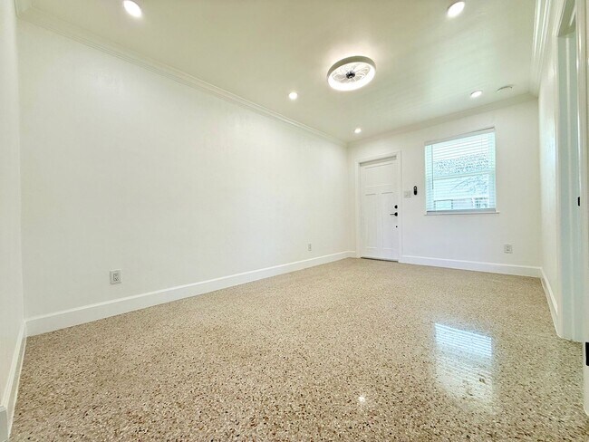 Building Photo - 748-750 Bethune St